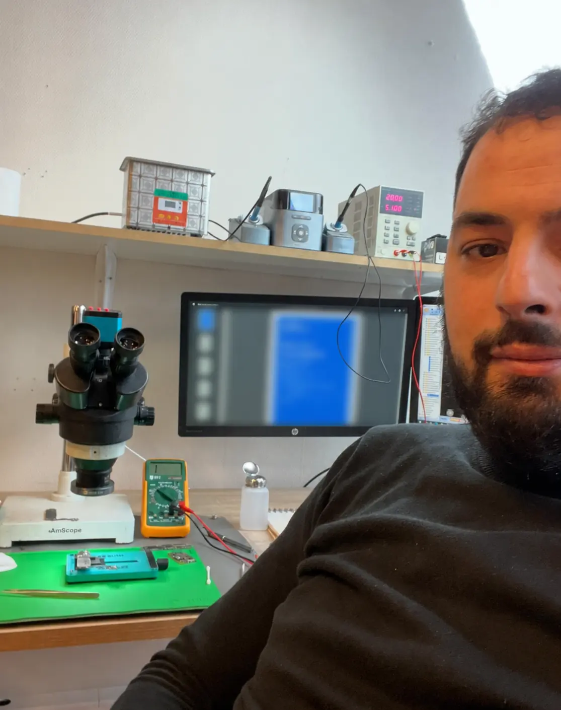 Specialist aan het werk bij een complexe iPhone-moederbordreparatie