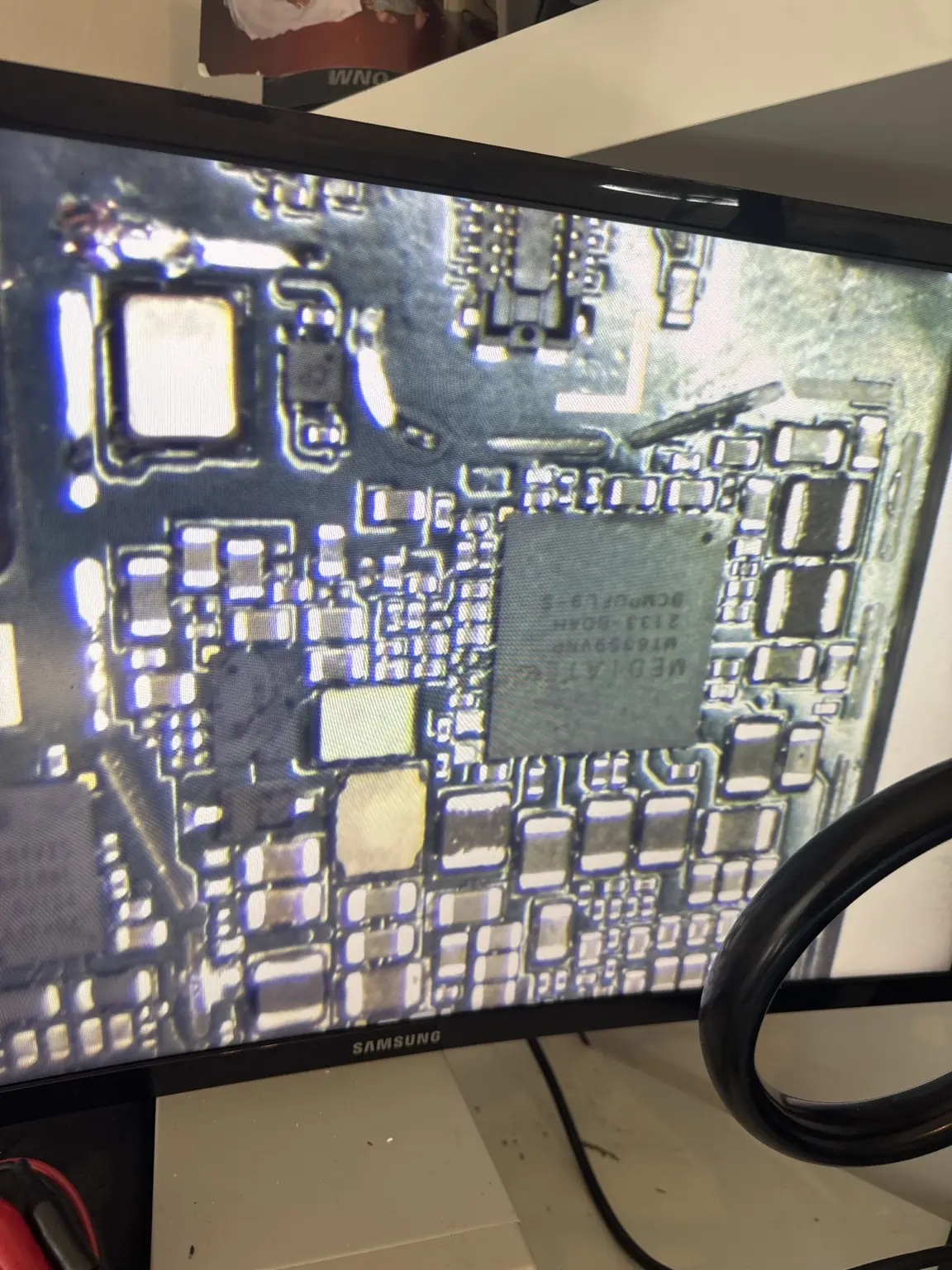Moederbord van de Samsung tijdens het onderzoek onder de microscoop