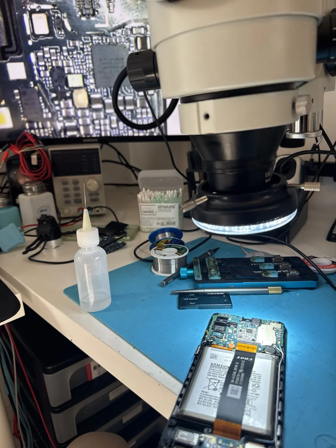 Onderzoek van een Samsung met waterschade aan de werkbank